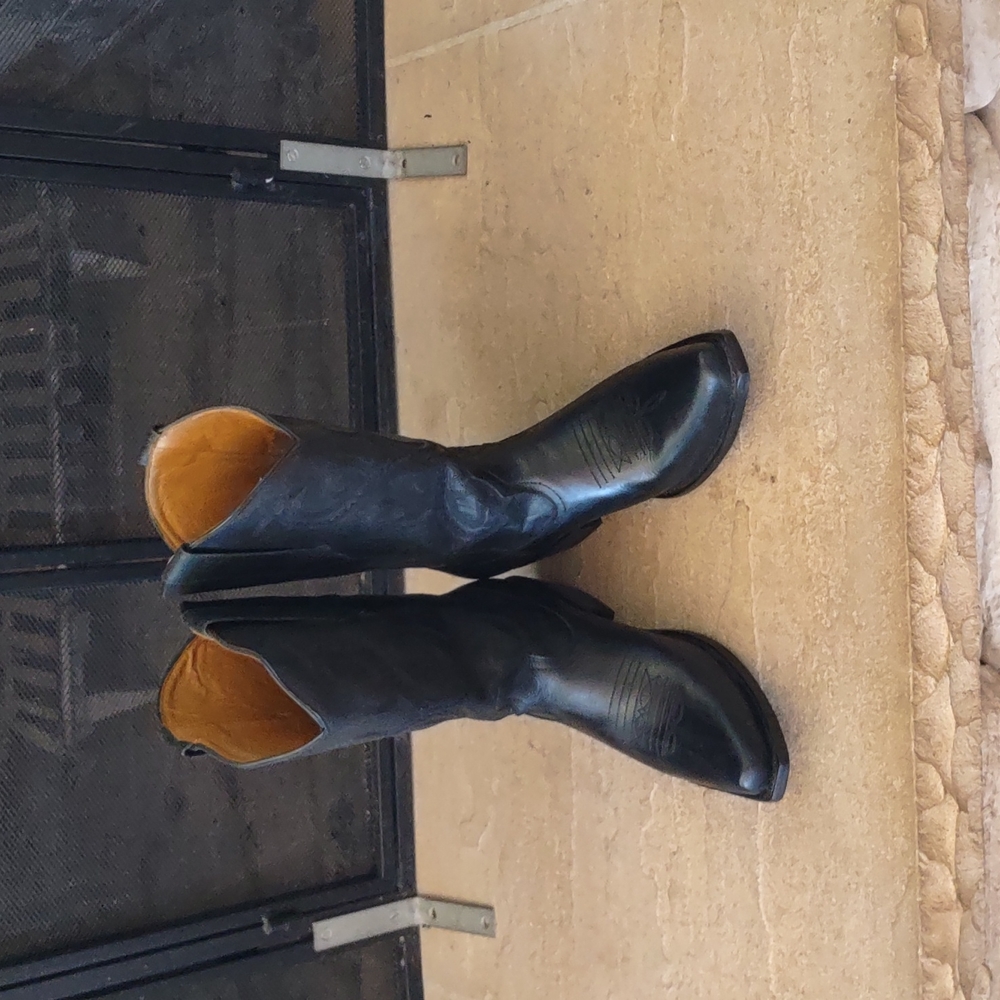 Leather cowboy boots. Men's 8 black.